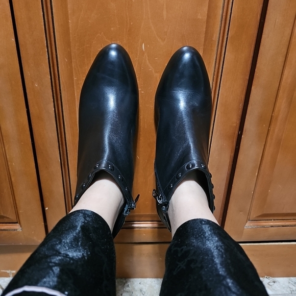 Coach Holiday Leather Ankle Mid Heel Booties Size 9.5 - Picture 4 of 10